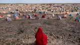 Ein Mädchen blickt auf ein Flüchtlingscamp in Ethiopien