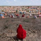 Ein Mädchen blickt auf ein Flüchtlingscamp in Ethiopien