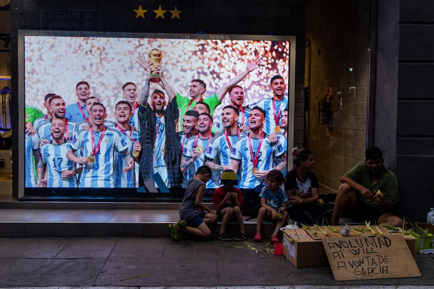 Lobende Erwähnung Südamerika für Tomás Francisco Cuesta "Weltmeister" Der Fotograf Tomás Francisco Cuesta gewann für seine Arbeit über die WM Feierlichkeiten in Argentinien eine lobende Erwähnung