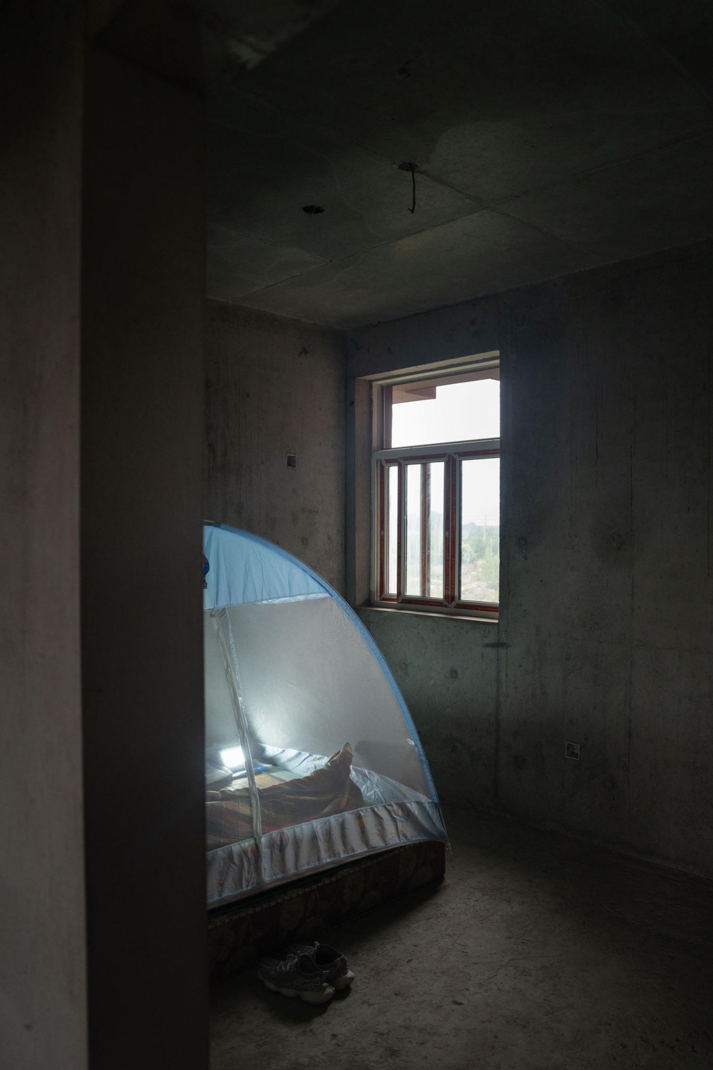 Lobende Erwähnung Asien für Weimin Chu "Schwaches Licht im Rohbau" Der Fotograf Weimin Chu gewann mit seiner Arbeit über die Immobilien Krise in China eine lobende Erwähnung