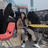 Der Fotograf Ahmad Halabisaz gewann eine lobende Erwähnung für sein Bild einer Jungen Frau, ohne Hijab in Teheran.