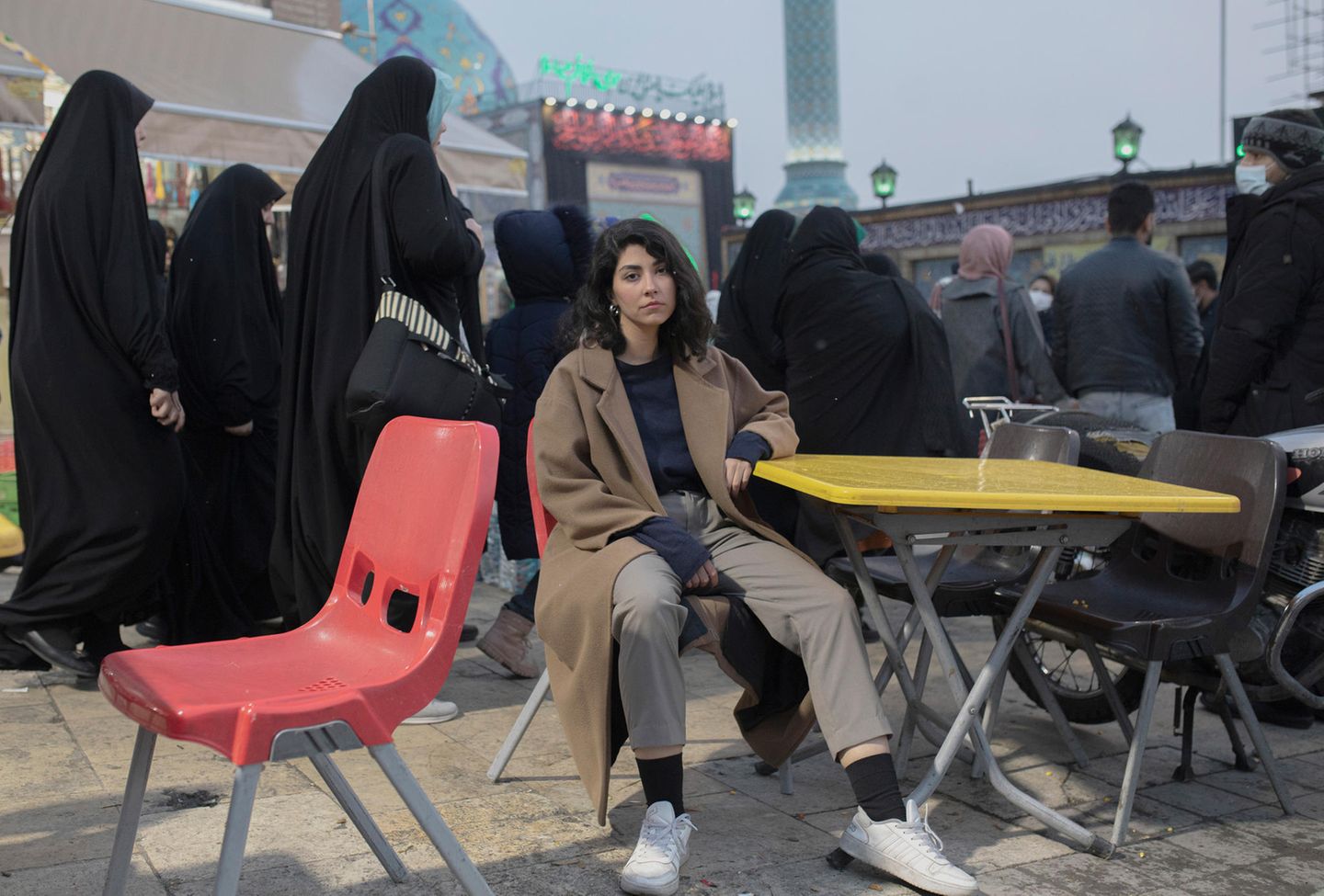 Lobende Erwähnung Asien für Ahmad Halabisaz "Protest im Iran" Der Fotograf Ahmad Halabisaz gewann eine lobende Erwähnung für sein Bild einer Jungen Frau, ohne Hijab in Teheran.