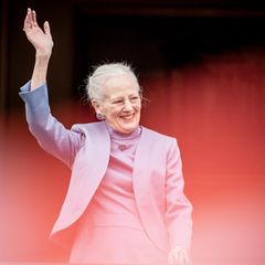 Königin Margrethe II. von Dänemark winkt vom Balkon