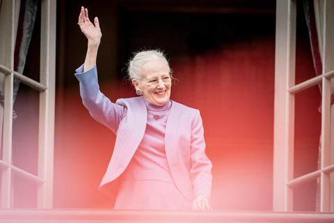 Königin Margrethe II. von Dänemark winkt vom Balkon