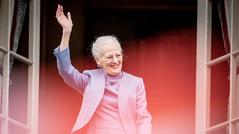 Königin Margrethe II. von Dänemark winkt vom Balkon