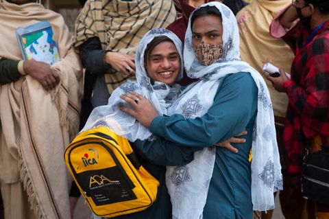 Zwei Transgender-Personen vor der speziellen Schule in Pakistan