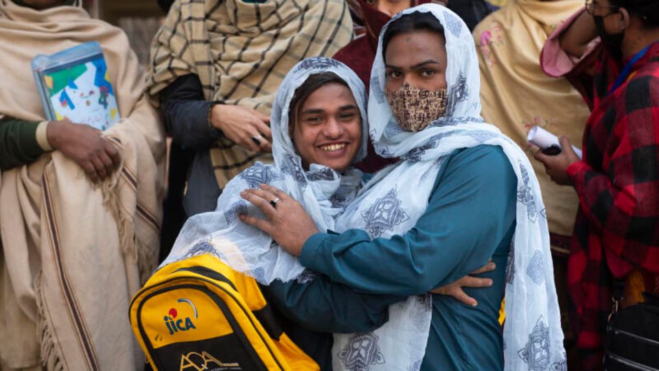 Zwei Transgender-Personen vor der speziellen Schule in Pakistan