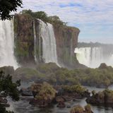 Foz do Iguaçu liegt an der Dreiländergrenze von Paraguay, Argentinien und Brasilien und hat eines der erstaunlichsten Naturwunder der Erde zu bieten: Die Iguazú-Wasserfälle. Die Kaskaden bestehen aus 275 einzelnen Wasserfällen, die aus einer Höhe von bis zu 80 Metern in die Tiefe rauschen. Der umliegende Regenwald ergänzt das Naturphänomen zu einem Nationalpark, der den höchsten Schutz genießt. Auf einer geführten Bootstour und im Parque das Aves (Park der Vögel) können Besucher die atemberaubende Natur und die Artenvielfalt, die das Klima hervorgebracht hat, bewundern. 