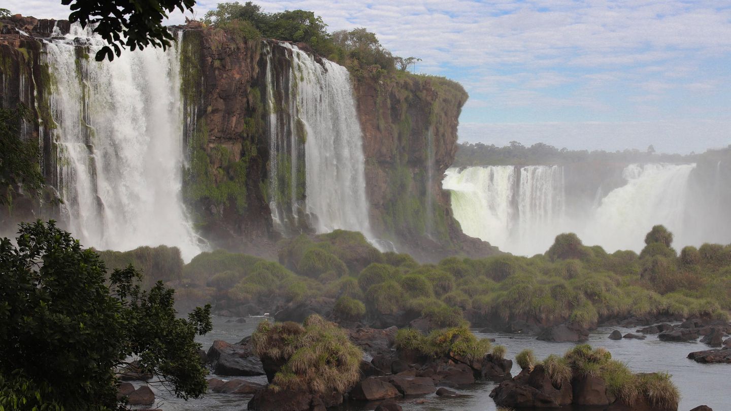Foz do Iguaçu liegt an der Dreiländergrenze von Paraguay, Argentinien und Brasilien und hat eines der erstaunlichsten Naturwunder der Erde zu bieten: Die Iguazú-Wasserfälle. Die Kaskaden bestehen aus 275 einzelnen Wasserfällen, die aus einer Höhe von bis zu 80 Metern in die Tiefe rauschen. Der umliegende Regenwald ergänzt das Naturphänomen zu einem Nationalpark, der den höchsten Schutz genießt. Auf einer geführten Bootstour und im Parque das Aves (Park der Vögel) können Besucher die atemberaubende Natur und die Artenvielfalt, die das Klima hervorgebracht hat, bewundern. 
