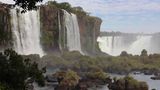 Foz do Iguaçu liegt an der Dreiländergrenze von Paraguay, Argentinien und Brasilien und hat eines der erstaunlichsten Naturwunder der Erde zu bieten: Die Iguazú-Wasserfälle. Die Kaskaden bestehen aus 275 einzelnen Wasserfällen, die aus einer Höhe von bis zu 80 Metern in die Tiefe rauschen. Der umliegende Regenwald ergänzt das Naturphänomen zu einem Nationalpark, der den höchsten Schutz genießt. Auf einer geführten Bootstour und im Parque das Aves (Park der Vögel) können Besucher die atemberaubende Natur und die Artenvielfalt, die das Klima hervorgebracht hat, bewundern. 