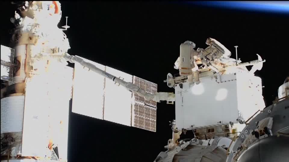 Video: Kühlertausch in 400 Kilometer Höhe