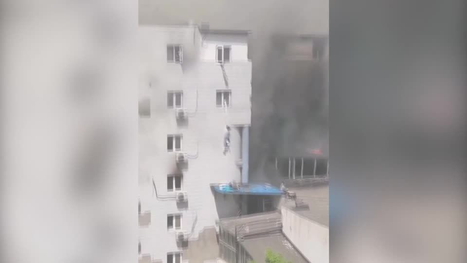 Video: Mehr als zwei Dutzend Tote bei Klinikbrand in Peking Video: Mehr als zwei Dutzend Tote bei Klinikbrand in Peking
