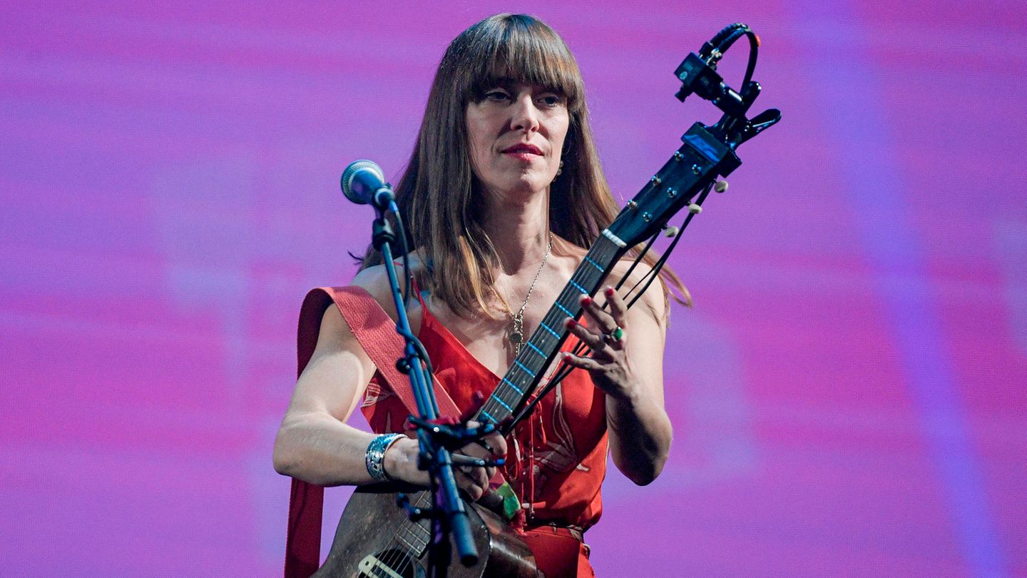 Feist mit Gitarre am Mikrofon im September 2019 beim Auftakt des Reeperbahn Festivals in Hamburg