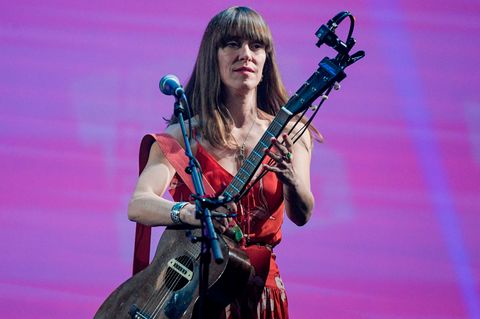 Feist mit Gitarre am Mikrofon im September 2019 beim Auftakt des Reeperbahn Festivals in Hamburg