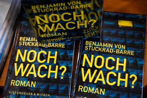 Mehrere Bücher des Romans "Noch wach?" von Benjamin von Stuckrad-Barre