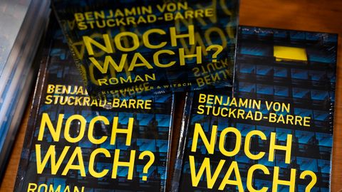 Mehrere Bücher des Romans "Noch wach?" von Benjamin von Stuckrad-Barre
