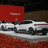 Das Auto Polestar 4 bei seiner Präsentation auf einer Bühne