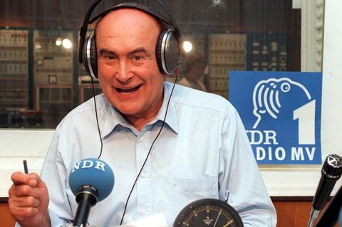 Heinz Florian Oertel im Hörfunk-Studio des NDR Mecklenburg-Vorpommern