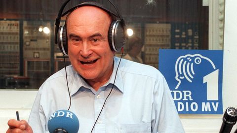 Heinz Florian Oertel im Hörfunk-Studio des NDR Mecklenburg-Vorpommern
