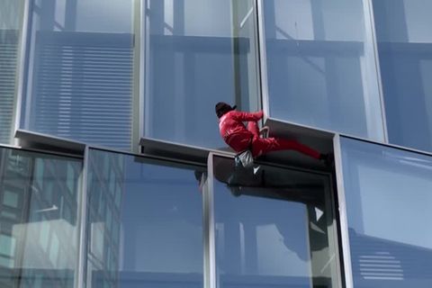 Video: Frankreich: Spiderman protestiert gegen Rentenreform