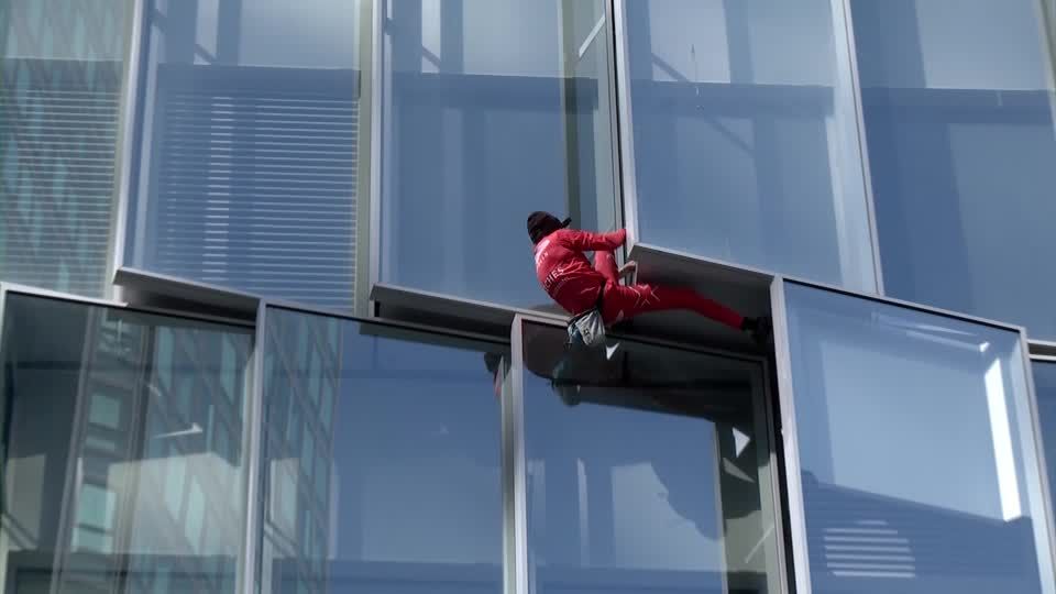 Video: Frankreich: Spiderman protestiert gegen Rentenreform