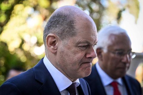 Olaf Scholz geht mit verkniffenem Mund neben Antonio Costa, dem Ministerpräsidenten von Portugal