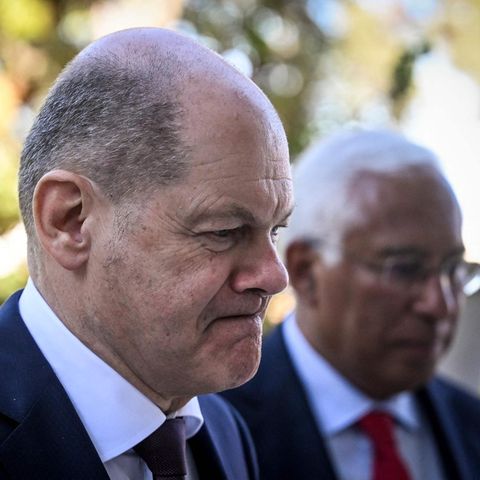 Olaf Scholz geht mit verkniffenem Mund neben Antonio Costa, dem Ministerpräsidenten von Portugal