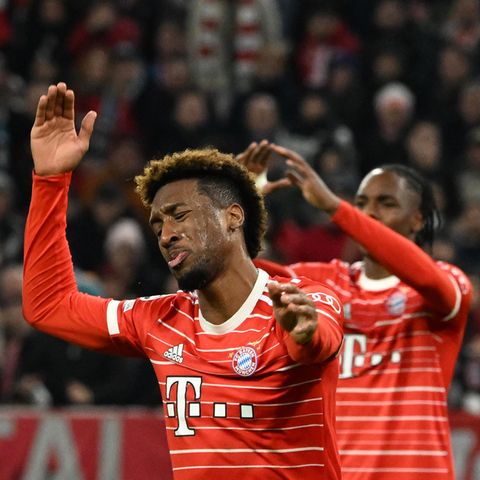 Zwei Spieler des FC Bayern München machen enttäuschte Gesichter