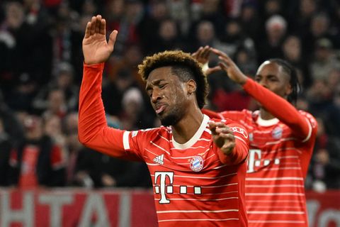 Zwei Spieler des FC Bayern München machen enttäuschte Gesichter