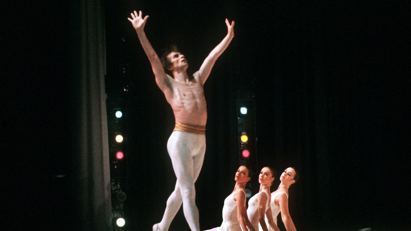 Der in den Westen geflohene russische Ballett-Tänzer Rudolf Nurejew (l.) bei einer Ballettaufführung im April 1984 in Hamburg
