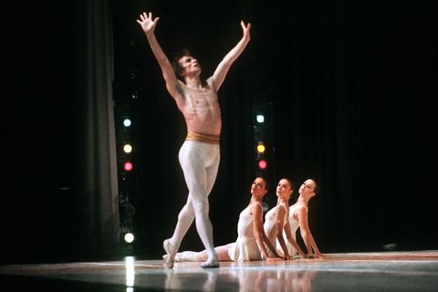 Der in den Westen geflohene russische Ballett-Tänzer Rudolf Nurejew (l.) bei einer Ballettaufführung im April 1984 in Hamburg