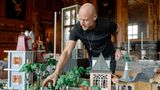 Oliver Schaffer vor Playmobil-Landschaft