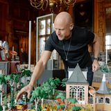 Oliver Schaffer vor Playmobil-Landschaft