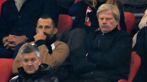 Die Führungsriege des FC Bayern München auf der Tribüne: Hasan Salihamidžić, Oliver Kahn, Herbert Hainer
