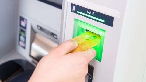 Eine Frau hebt am 04.04.2019 an einem Geldautomaten in Flensburg Geld mit einer EC-Karte ab
