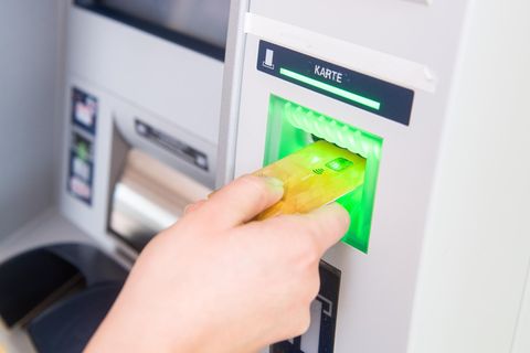 Eine Frau hebt am 04.04.2019 an einem Geldautomaten in Flensburg Geld mit einer EC-Karte ab
