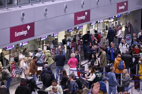 Wegen einem Warnstreik warten im Flughafen Düsseldorf viele Fluggäste auf ihre Abfertigung