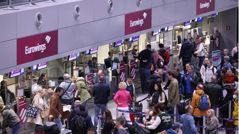 Wegen einem Warnstreik warten im Flughafen Düsseldorf viele Fluggäste auf ihre Abfertigung