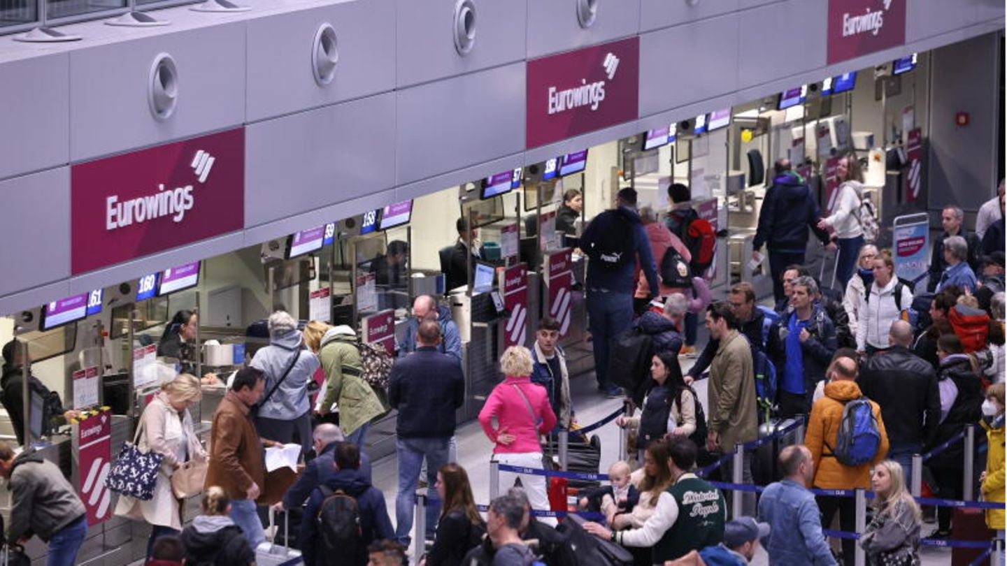 Wegen einem Warnstreik warten im Flughafen Düsseldorf viele Fluggäste auf ihre Abfertigung