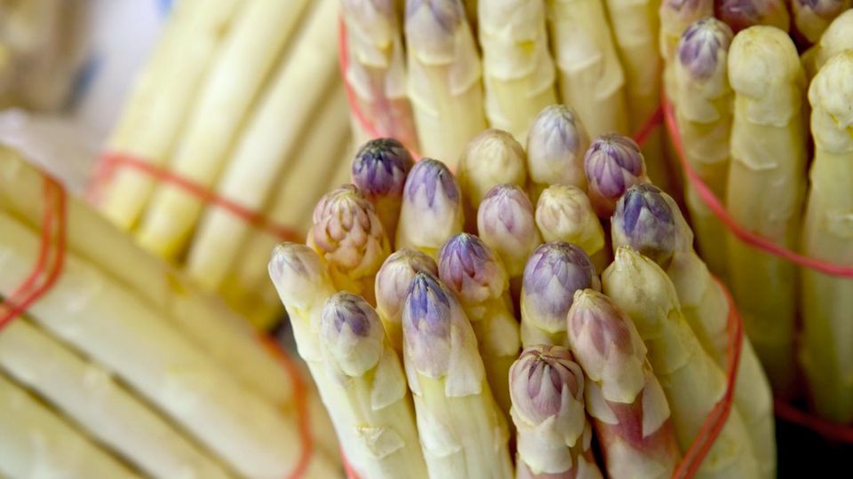 Teurer Spargel? Mit diesen Tipps sparen Sie beim Spargelkauf