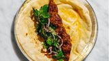 Adana-Kebab  Zutaten:  - 1 kg Lammhackfleisch, 4 mm grob (40 % Fett; Nacken oder Stotzen)  - 42 g Biber-Salça  - 6 g gemahlener Kreuzkümmel  - 15 g Pul Biber  - 4 g schwarzer Pfeffer aus der Mühle  - 12 g Salz      Zubereitung:  1. Alle Zutaten in eine große Schüssel geben und etwa 2 Minuten gut mischen. Immer wieder die gesamte Masse zu einem Ball formen und auf den Schüsselboden schlagen, um eine gute Bindung zu erzeugen.  2. Jeweils 175 g des Fleisch-Mixes auf einen flachen Spieß aus Metall aufspießen oder von Hand zu Köfte formen. Die Fleischspieße auf dem Holzkohlegrill grillen, bis sie gar sind.