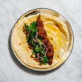 Adana-Kebab  Zutaten:  - 1 kg Lammhackfleisch, 4 mm grob (40 % Fett; Nacken oder Stotzen)  - 42 g Biber-Salça  - 6 g gemahlener Kreuzkümmel  - 15 g Pul Biber  - 4 g schwarzer Pfeffer aus der Mühle  - 12 g Salz      Zubereitung:  1. Alle Zutaten in eine große Schüssel geben und etwa 2 Minuten gut mischen. Immer wieder die gesamte Masse zu einem Ball formen und auf den Schüsselboden schlagen, um eine gute Bindung zu erzeugen.  2. Jeweils 175 g des Fleisch-Mixes auf einen flachen Spieß aus Metall aufspießen oder von Hand zu Köfte formen. Die Fleischspieße auf dem Holzkohlegrill grillen, bis sie gar sind.