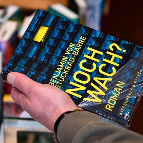 Das Buch "Noch wach?" von Benjamin von Stuckrad-Barre ist am 19. April erschienen.
