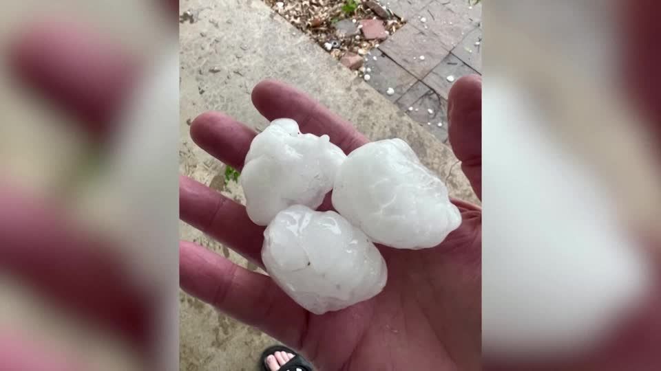 Video: Tornados und golfballgroßer Hagel suchen Oklahoma heim