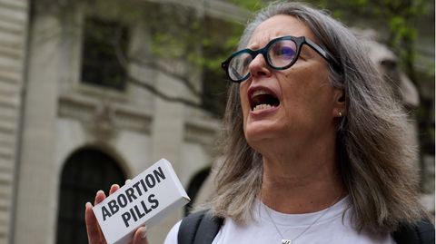 Eine Pro-Abtreibungs-Demonstrantin in den USA hält eine Packung mit der Aufschrift "Abortion Pills" hoch