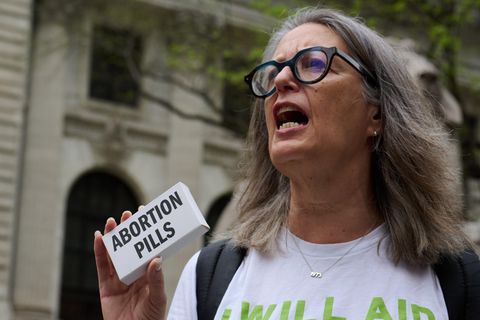 Eine Pro-Abtreibungs-Demonstrantin in den USA hält eine Packung mit der Aufschrift "Abortion Pills" hoch