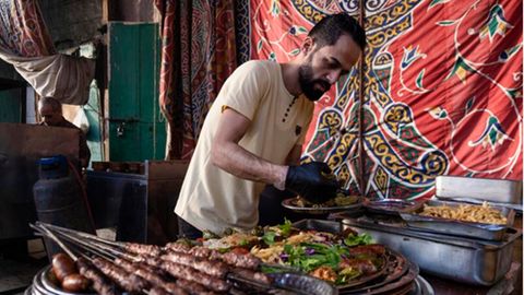 Ein Arbeiter bereitet in einem Restaurant in der Nähe des Bab al-Futuh, eines historischen Wahrzeichens in Kairo, das Essen für das Iftar während des heiligen Ramadan vor