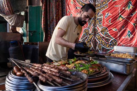 Ein Arbeiter bereitet in einem Restaurant in der Nähe des Bab al-Futuh, eines historischen Wahrzeichens in Kairo, das Essen für das Iftar während des heiligen Ramadan vor