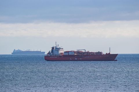 Bereits jetzt liegen LNG-Tanker vor Rügen vor Anker. In Zukunft soll ein festverbautes Terminal den Import von Flüssiggas sicherstellen