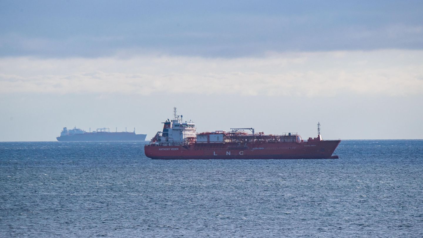 Bereits jetzt liegen LNG-Tanker vor Rügen vor Anker. In Zukunft soll ein festverbautes Terminal den Import von Flüssiggas sicherstellen